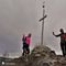 50 Alla croce del Monte Tesoro _anticima 1351 m_ con nuvola passeggera di favonio sopra di noi.JPG