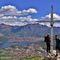 61 Alla croce di vetta del Corno Birone _1116 m_ con splendida vista panoramica su Lecco, i suoi laghi, i suoi monti.JPG