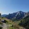 10 Panoramica sulla conca di San Simone_Baita del Camoscio con vista da sx Pegherolo, Cavallo, Siltri , Rotondo....jpg
