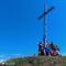 27 Alla croce di vetta del Monte GIoco _1366 m_ con amici .JPG