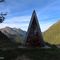 08 Cappelletta del Rif. Longo con vista sulla Valle del Monte Sasso.JPG