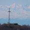 50 Maxi zoom sulla croce del Canto alto _1146 m_ che si stagglia sullo sfondo delle Alpi innevate.JPG