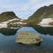 44 L_isolotto roccioso emerge dal lago.JPG