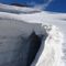 Enormi buchi presenti sul ghiacciaio. In alto, la cresta Stenigalchi
