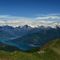 Vista verso nord con Legnone, Lago di Mezzola e i solchi della Valtellina e Valchiavenna