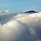 Il Monte Rosa, distante 150 km in linea d'aria, al di là delle nuvole...