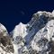 La luna a picco sui pendii Himalayani del Mengol...