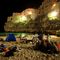 Giovani campeggiano in spiaggia la notte di Ferragosto...