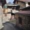 il Badile Camuno spunta tra i tetti rattoppati delle vecchie case del borgo