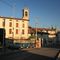 In piazza a Pognano,a sinistra il Monumento ai Caduti...